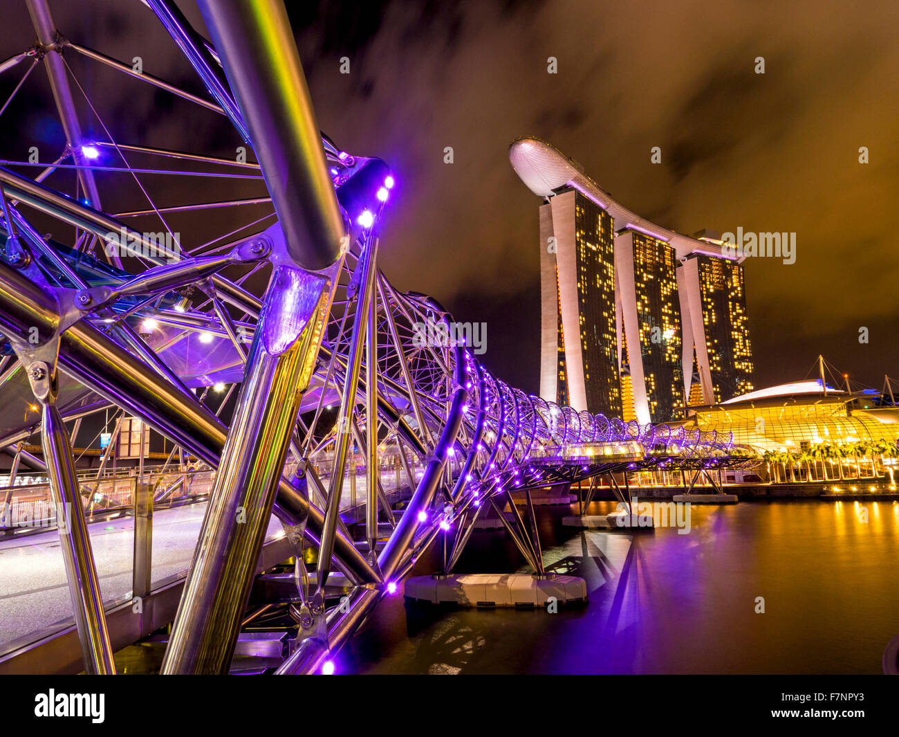 Brücke in die Marina Bay Sands Hotel und komplex. Nachtzeit ist eine besondere Zeit in Singapur Stockfoto