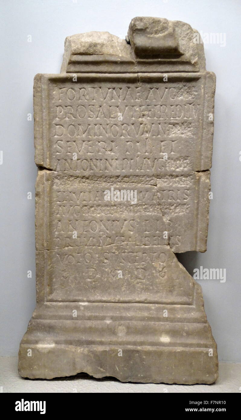 Stein mit Weihinschrift anfordern die sichere Rückkehr von Septimius Severus und Familienangehörigen. 200 v. Chr. datiert Stockfoto