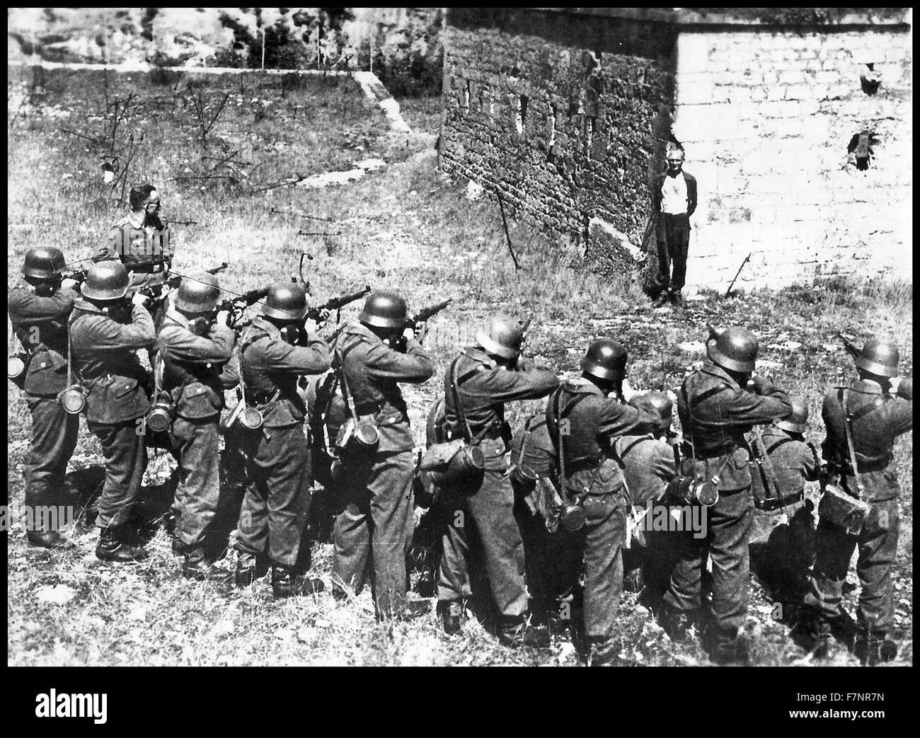 Blinde Georges ausgeführt ein Mitglied des französischen Widerstandes, etwa zu einem deutschen Erschießungskommando, Frankreich Weltkrieg zwei 1944 Stockfoto
