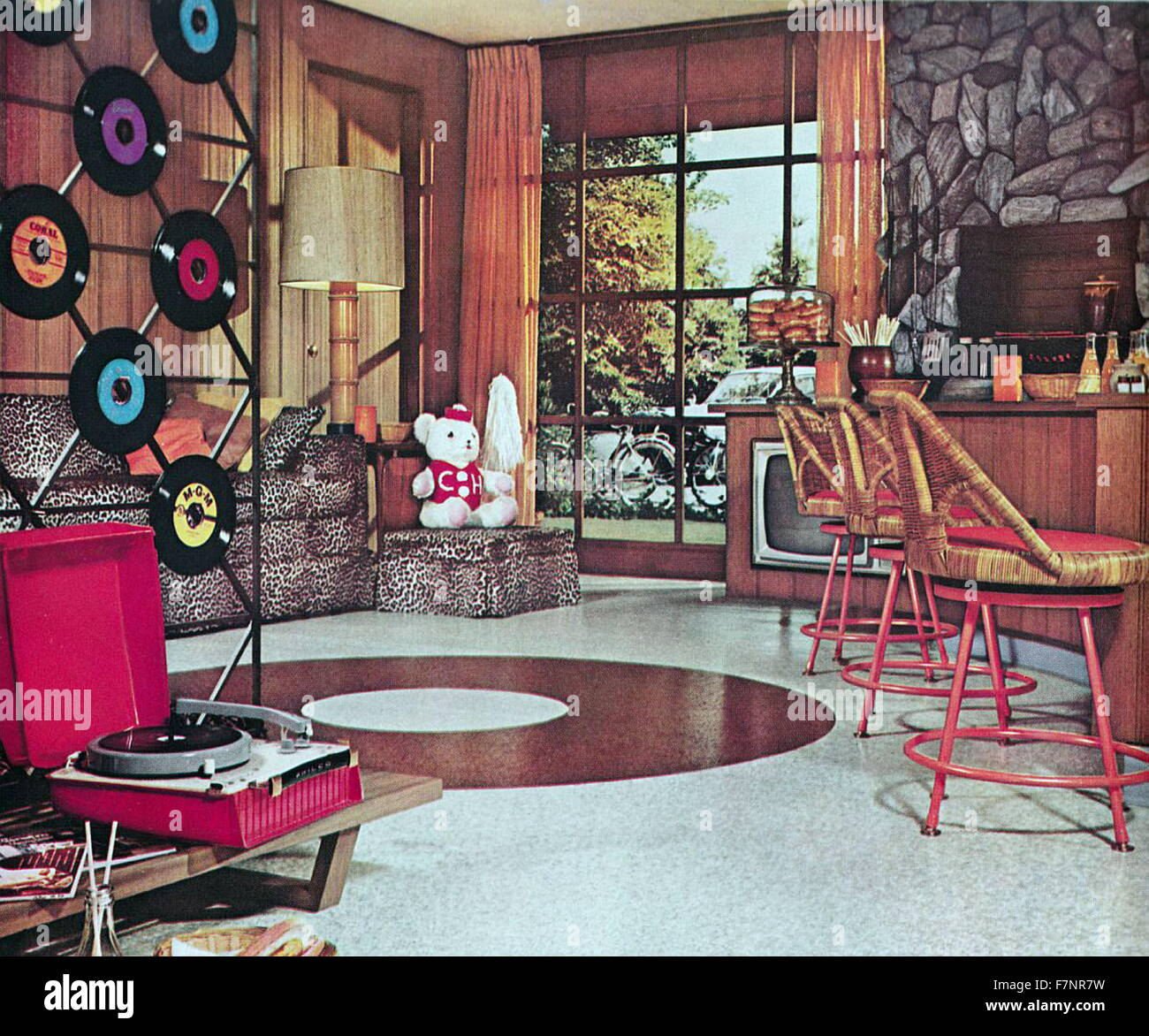 Amerikanische nationale Interieur zeigen tragbare Plattenspieler Vinyl und CDs, USA 1965 Stockfoto
