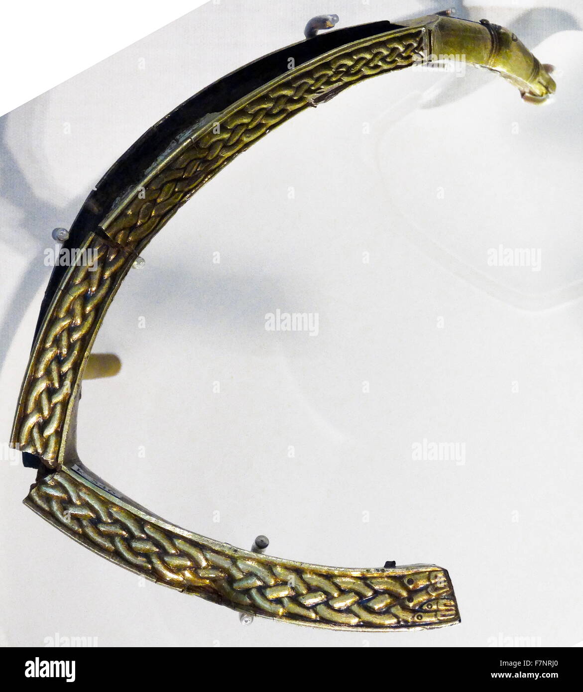 Silberne vergoldete Objekt mit Bands aus tierischen Dekorationen aus dem Hort von Staffordshire. Vom 6. Jahrhundert Stockfoto