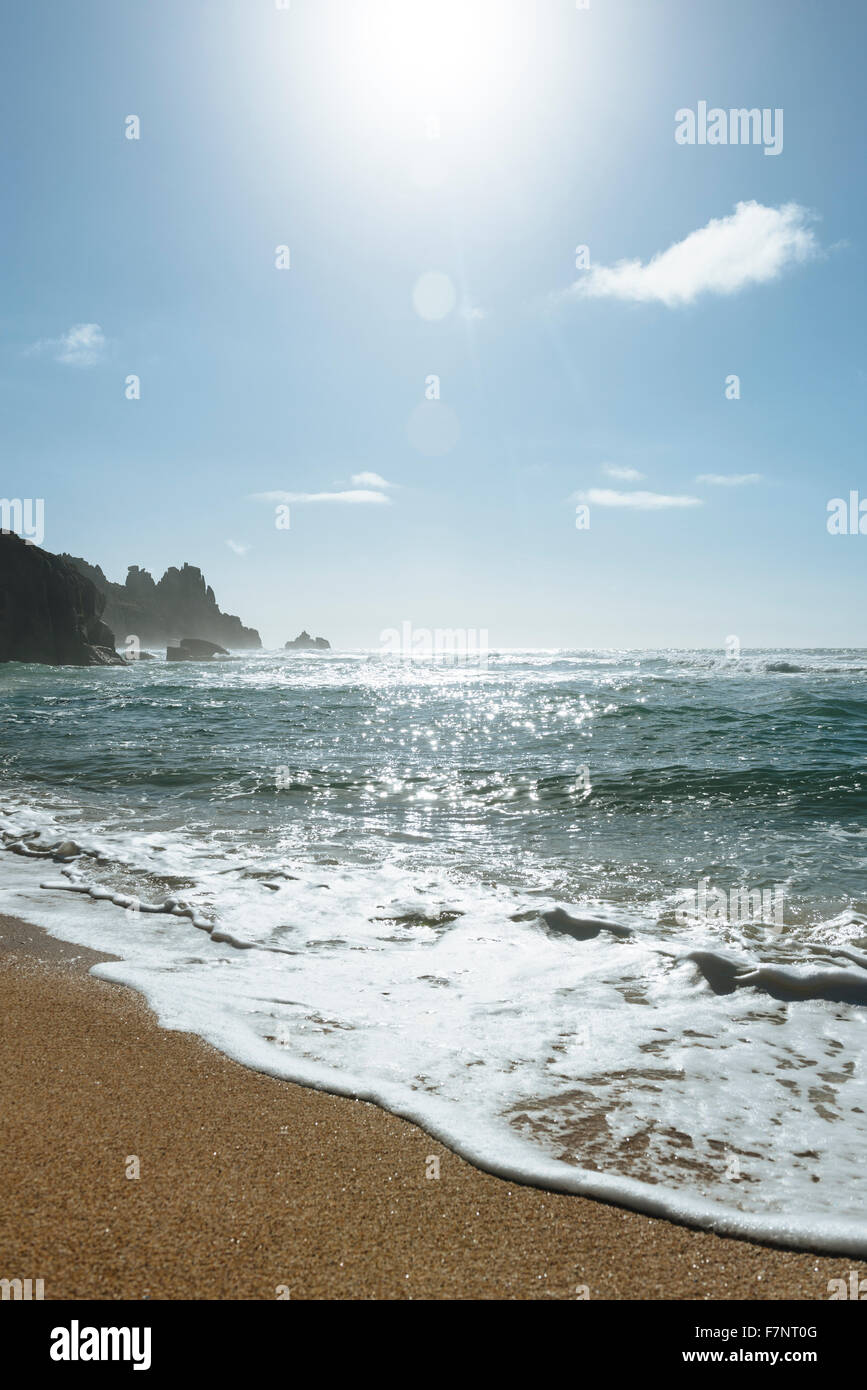 Heller Herbst Sonnenschein über PEDNEVOUNDER Strand, Süd Cornwall. Anfang Oktober 2015. Stockfoto