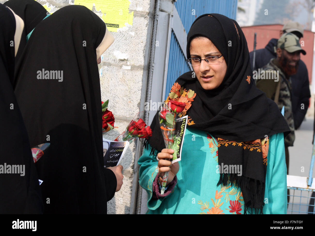 Srinagar, indisch verwalteten Kaschmir: 02 Dezember. Mitglieder des internationalen muslimischen Einheit Rat verteilen Blumen Aufkleber und Pamplets unter den Hijab tragen Mädchen außerhalb Kaschmir Universität (k u) ist zweite Zeit IMCU promete Bekanntheit und Bedeutung des Hijab für Frauen ...im Ausland verbietet Hijab für Muslime Afte Paris Angriff mindestens 132 Menschen wurden getötet und verwundet, 352 Terrorgruppe islamischer Staat beansprucht die Verantwortung der Angriffe. © Sofi Suhail/Alamy Live-Nachrichten Stockfoto