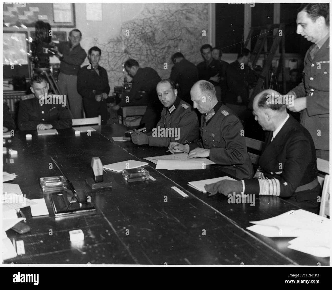 Foto von Alfred Jodl (1890-1946), deutscher militärischer Befehlshaber, die Position des Chief das Betriebspersonal des Oberkommandos der Streitkräfte während des Regimes von Dönitz, Signieren eines Dokuments der bedingungslosen Kapitulation zu erreichen. Datiert 1945 Stockfoto