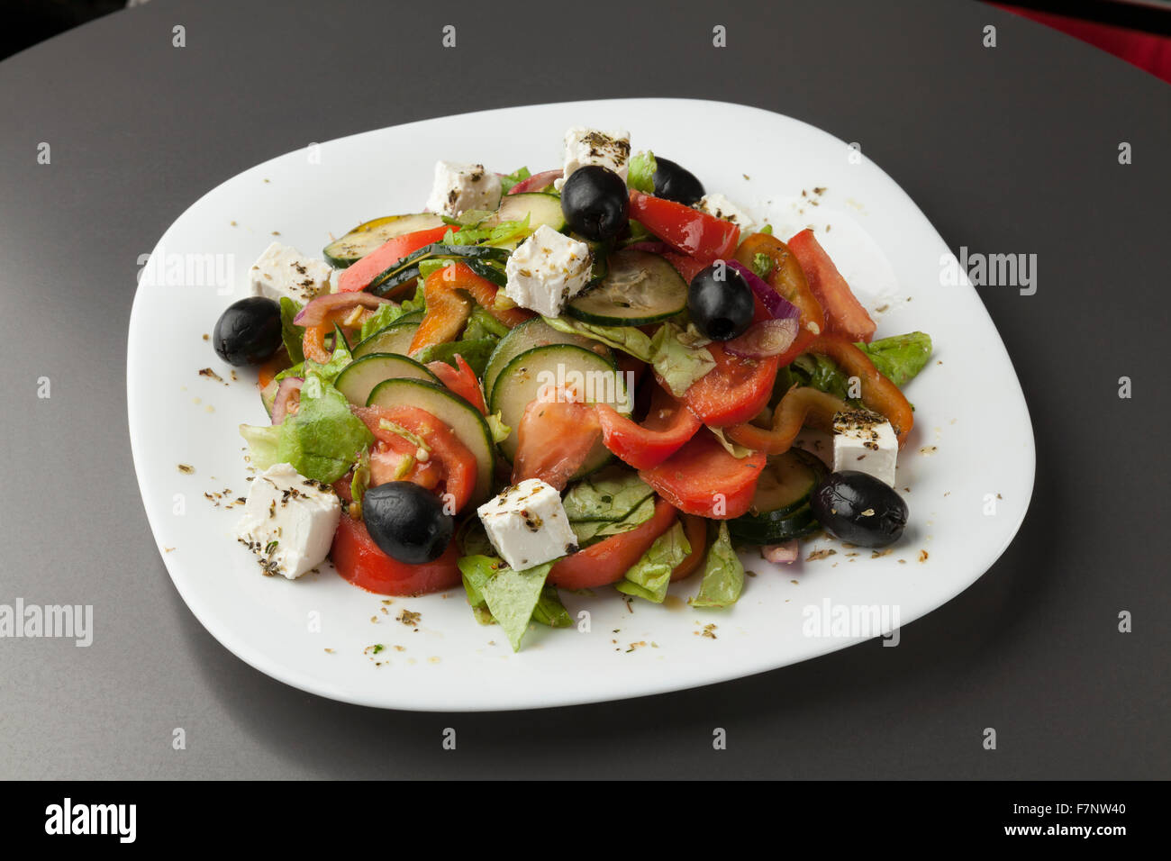 Griechischer Salat auf dem schwarzen Tisch Stockfoto