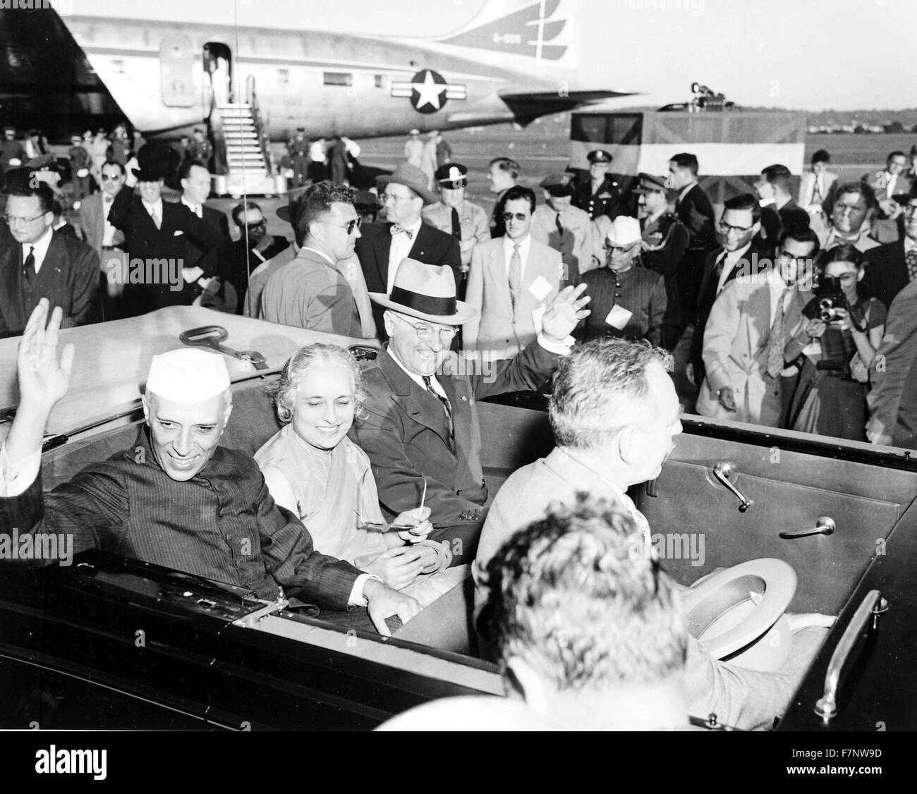 Foto von Präsident Harry S. Truman (1884-1972) und der indische Premierminister Jawaharlal Nehru (1889-1964) zusammen mit Nehrus Schwester, Madame Pandit. Fotografiert von Abbie Rowe (1905-1967). Vom 1949 Stockfoto