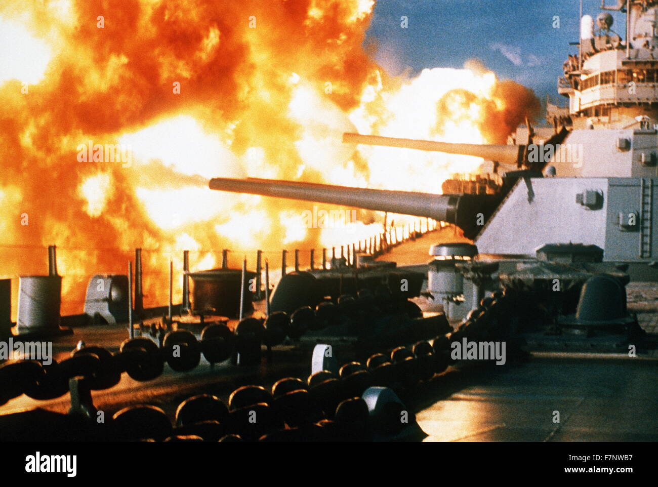 Schlachtschiff USS New Jersey feuern eine Salve während der Bereitstellung aus Beirut, Libanon, 9. Januar 1984 Stockfoto