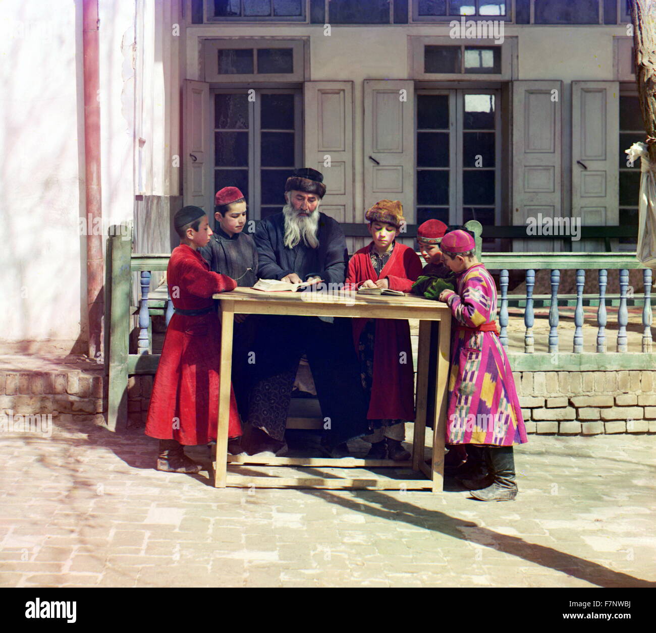Farbfoto der jüdischen Kinder mit ihrem Lehrer in Samarkand; Russischen Reiches. Russische Fotografen Prokudin-Gorski 1910 Stockfoto