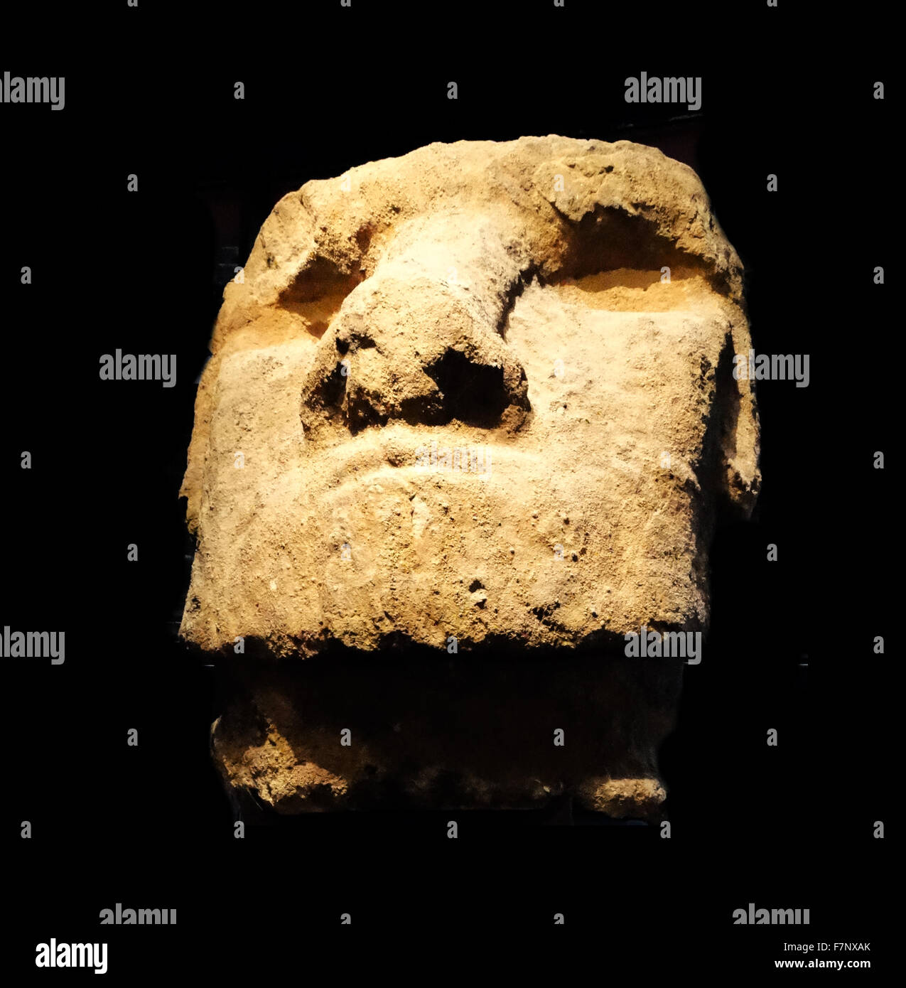 Riesiger Stein M? Ori Vorfahren Kopf ähnlich denen von der Osterinsel. Von den Cook Inseln, Neuseeland. Vom 15. Jahrhundert Stockfoto
