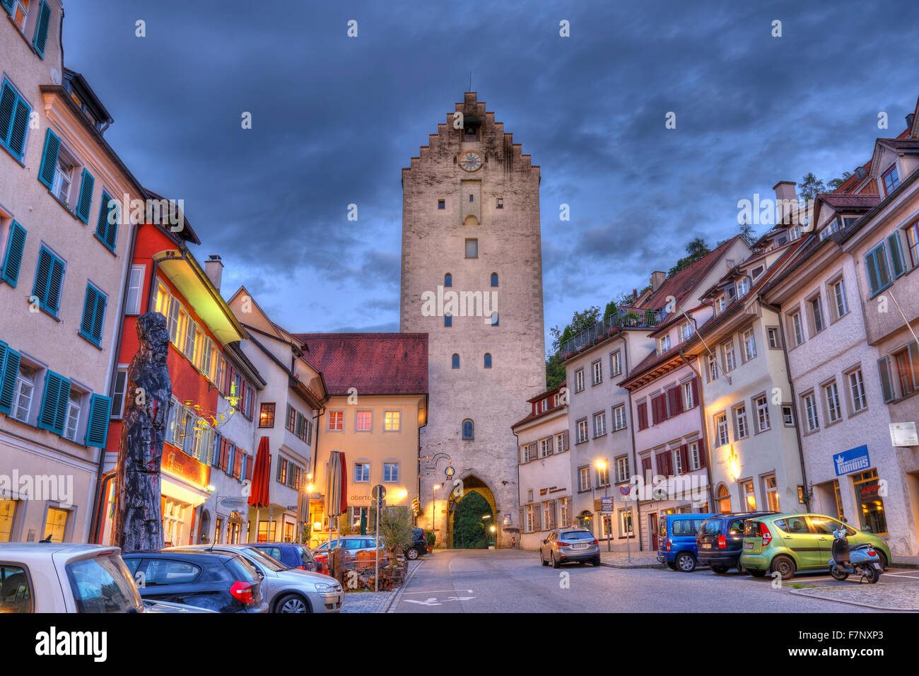 Deutschland, Baden-Württemberg, Ravensburg, Obertor und Marktstrasse in der Altstadt Stockfoto