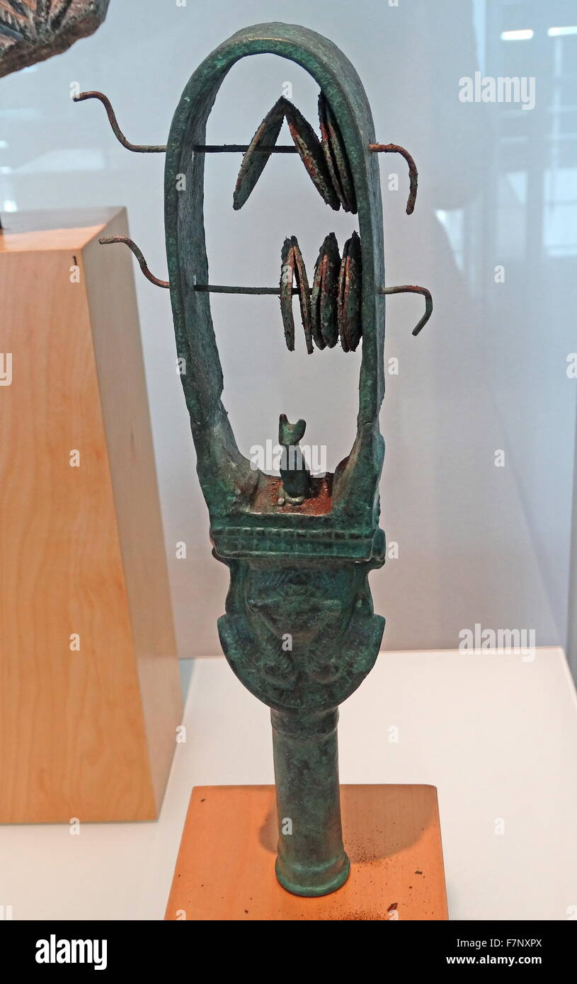 Alte ägyptische, Griff ein Sistrum. Bronze. Spätzeit (715-332 v. Chr.). ein Sistrum war ein musikalisches Instrument der Perkussion Familie, hauptsächlich mit antiken Irak und Ägypten verbunden. Stockfoto