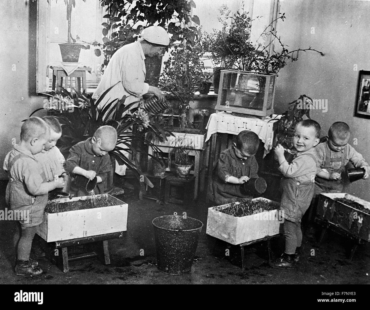 Geben Sie Kindergartenkinder kümmert sich um Pflanzen in der UdSSR (Sowjetunion) 1965 Stockfoto