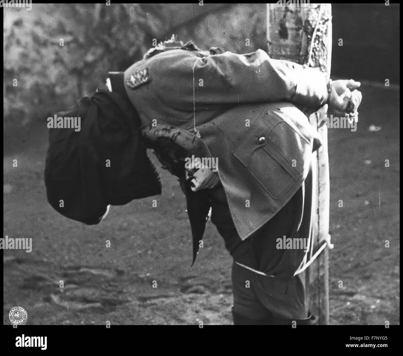 Deutscher General, Anton Dostler, gebunden an einen Pfahl während seiner Hinrichtung durch ein Erschießungskommando, Italien, 1945 Stockfoto