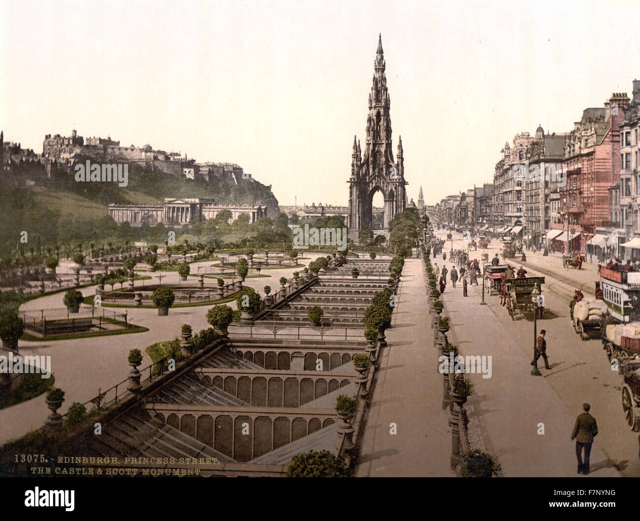 Princes Street, der Castle und Scott Monument, Edinburgh, Schottland