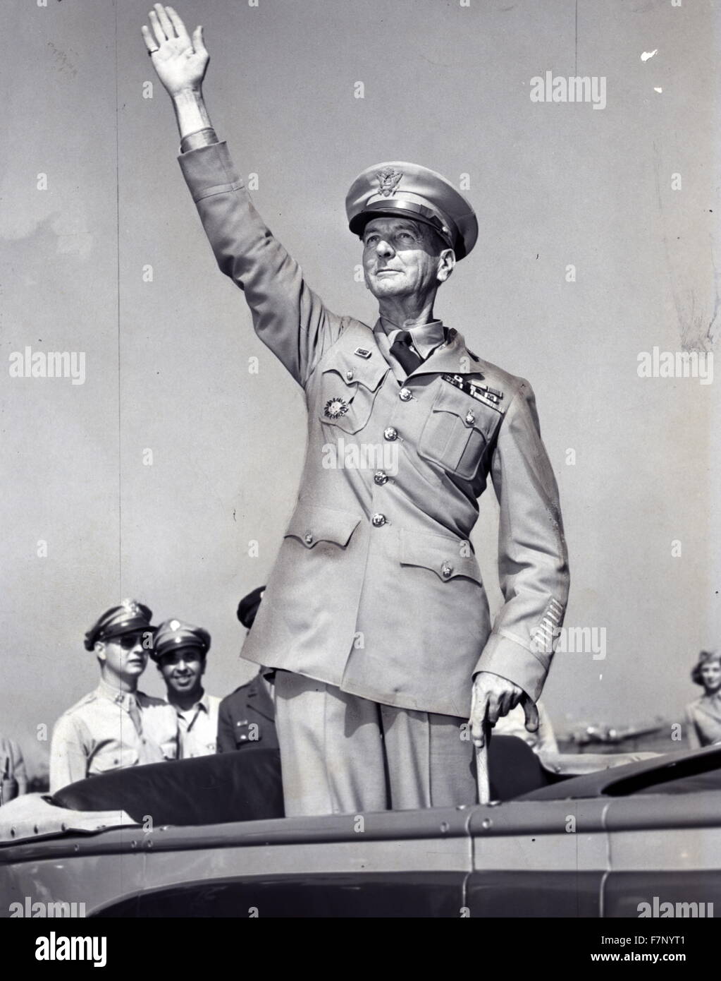 General Wainwright, im Auto, winken Menschenmenge versammelt am La Guardia Field 1945. Jonathan Mayhew "Skinny" Wainwright IV (23. August 1883 – 2. September 1953) war ein Berufsoffizier der US-Armee und der Befehlshaber der Alliierten Streitkräfte auf den Philippinen zum Zeitpunkt ihrer Hingabe an das Kaiserreich Japan während des zweiten Weltkriegs Stockfoto