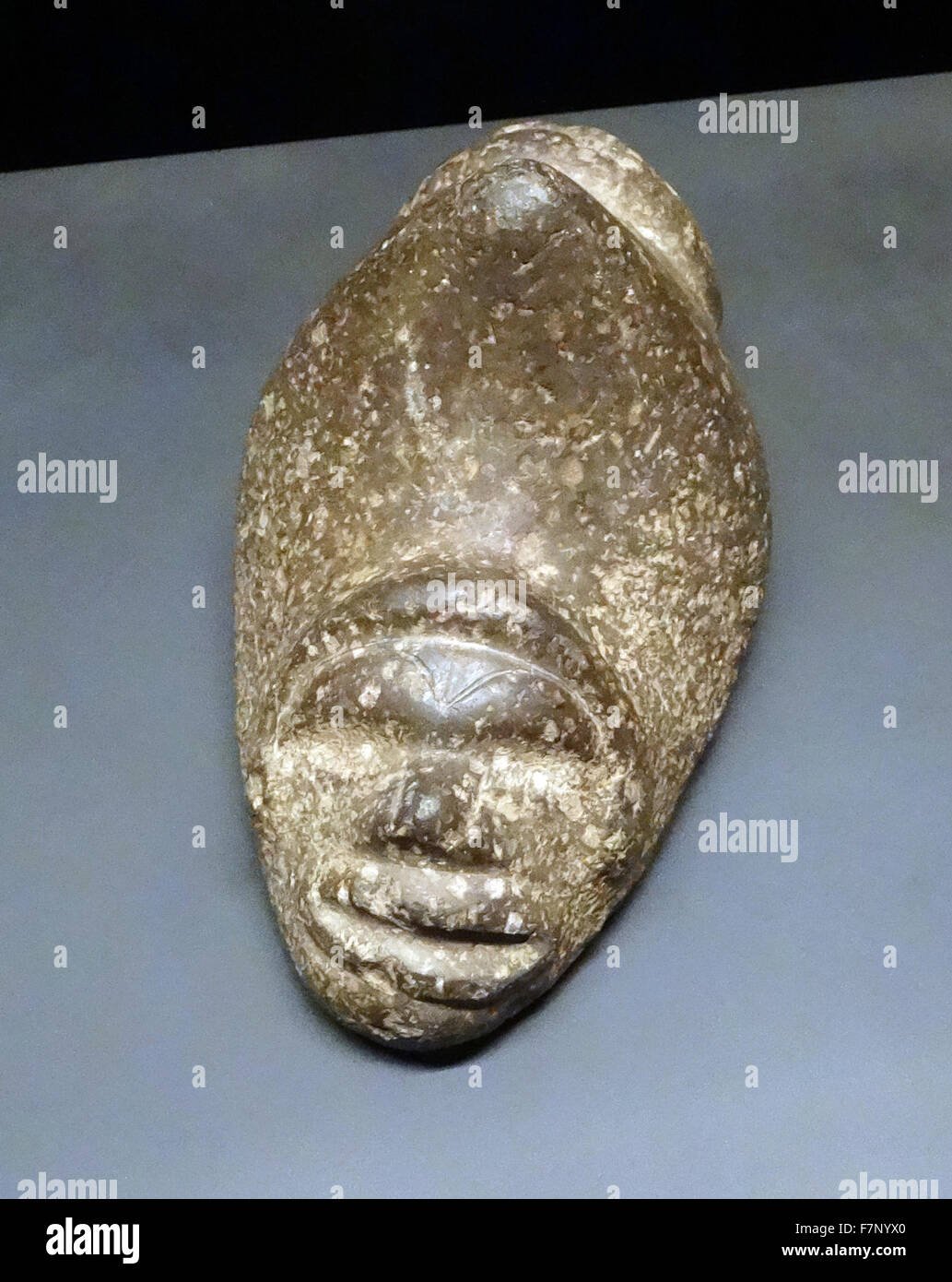 Stein zeigte aus der Taíno-Kultur. Erstellt durch das Volk der Arawak, die Ureinwohner der Karibik. Datiert aus dem 16. Jahrhundert Stockfoto