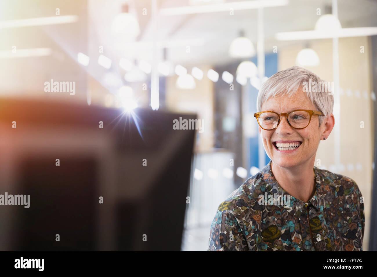 Begeisterter senior Geschäftsfrau wegschauen im Büro Stockfoto Begeisterter senior Geschäftsfrau wegschauen im Büro Stockfoto