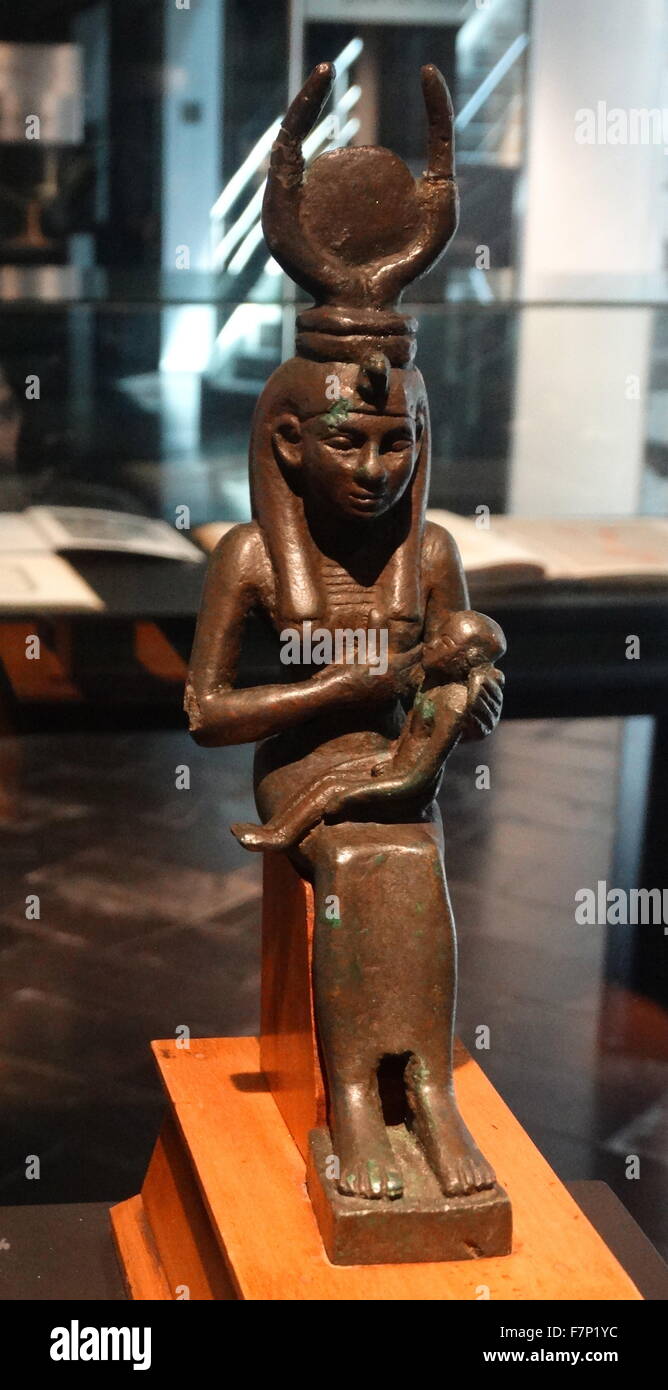 Silberne Figur der ägyptischen Göttin Isis hält Harpokrates 715-332 v. Chr. Stockfoto