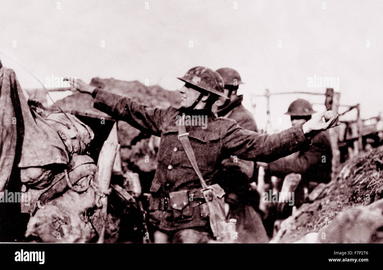 Foto von einem amerikanischen Soldaten aus der First Division wirft eine Handgranate in der Schlacht. Datiert 1943 Stockfoto