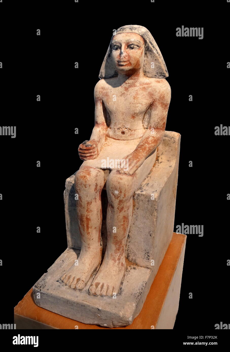 Antike ägyptische Statue eines sitzenden Mannes. Kalkstein, Vth Dynastie (2465-2323 v. Chr.). In den privaten Grabstätten der alten Königreich Periode sind häufig die Statuen von ihren Besitzern in der Regel in Kalkstein. Stockfoto