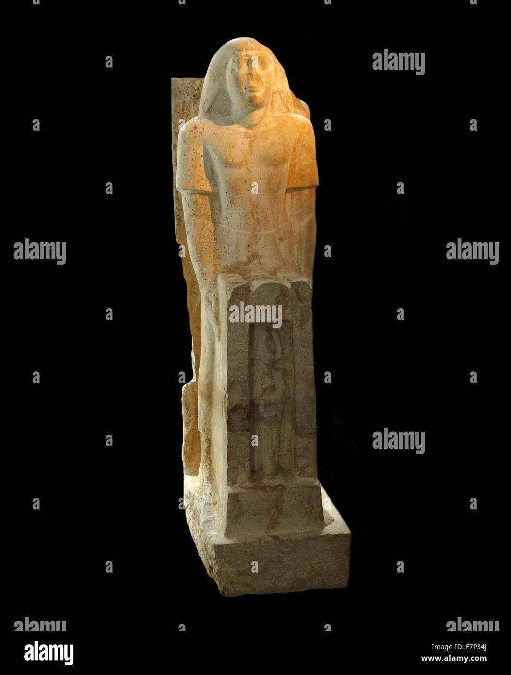 Statue eines Mannes mit einem Naos mit dem Bild des Gottes Osiris. Kalkstein. 26. Dynastie (664-610 v. Chr.). Gläubigen die Loyalität gegenüber den Göttern von Opfergaben im Tempel der Anbetung verlassen geäußert wurde, in diesem Fall ist das Gesetz des Angebots genau dargestellt Stockfoto
