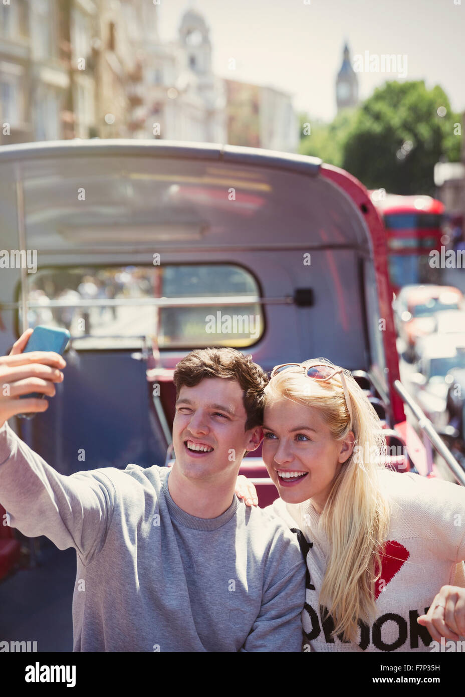 Paar nehmen Selfie auf Doppeldecker-Bus in London Stockfoto