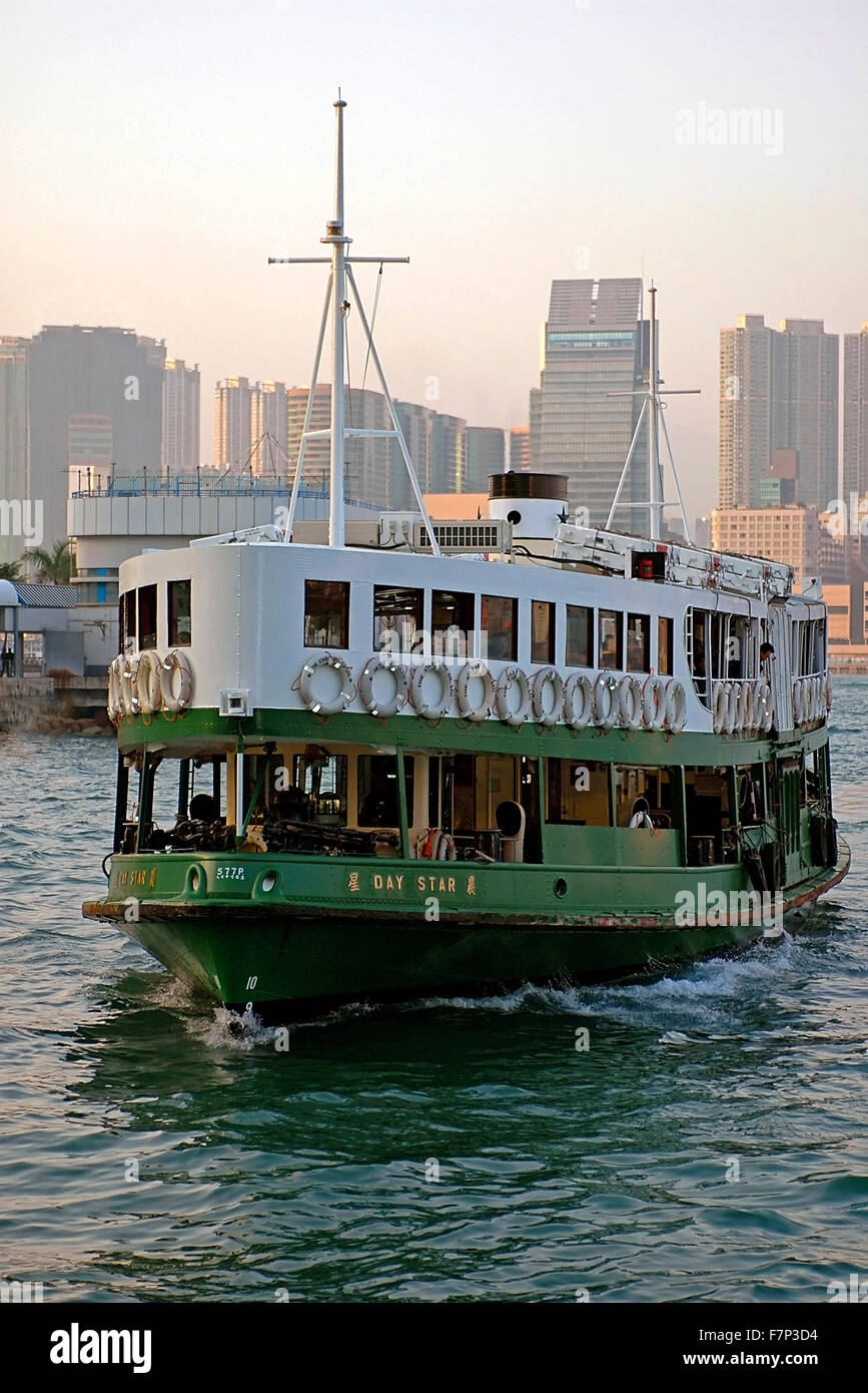 Vertikale Ansicht der berühmten Star Ferry in Dock kommend am Central Pier in Hongkong. Stockfoto