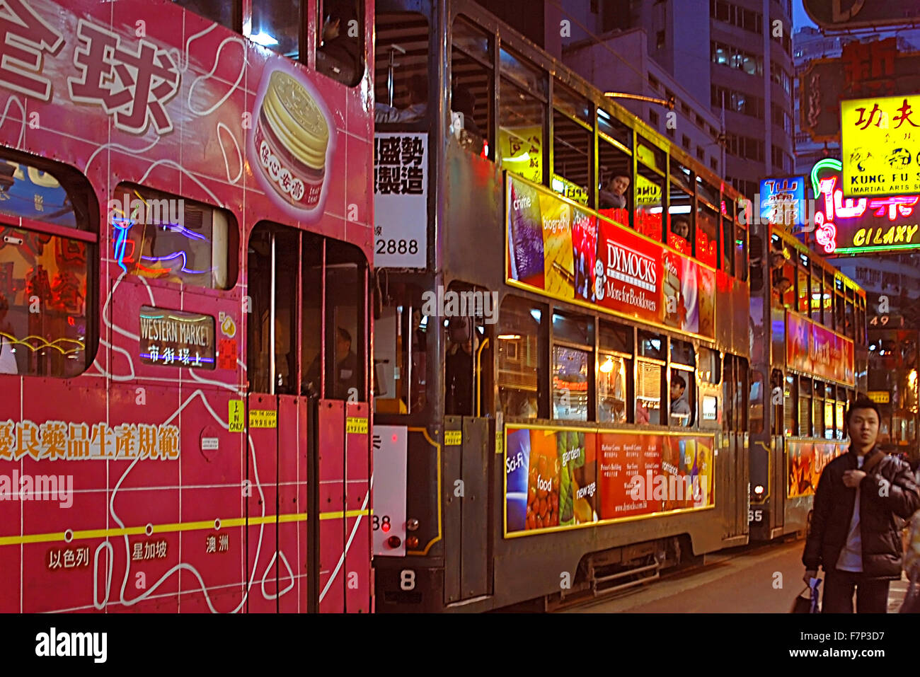 Horizontale Ansicht der berüchtigten Trams in der Nacht in Hong Kong. Stockfoto