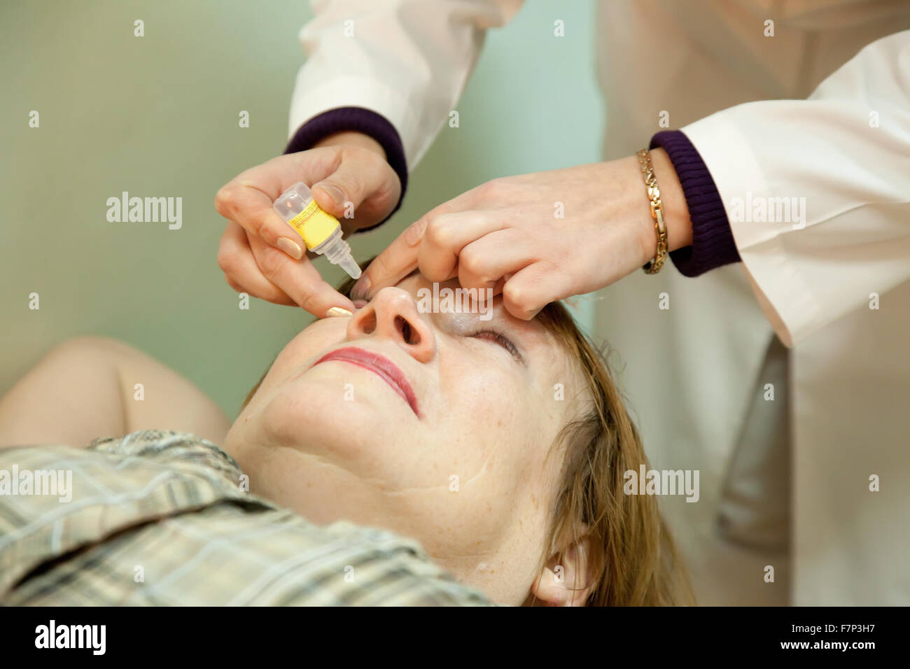 Augenarzt misst die Okuläre Spannung bei Patienten Stockfoto