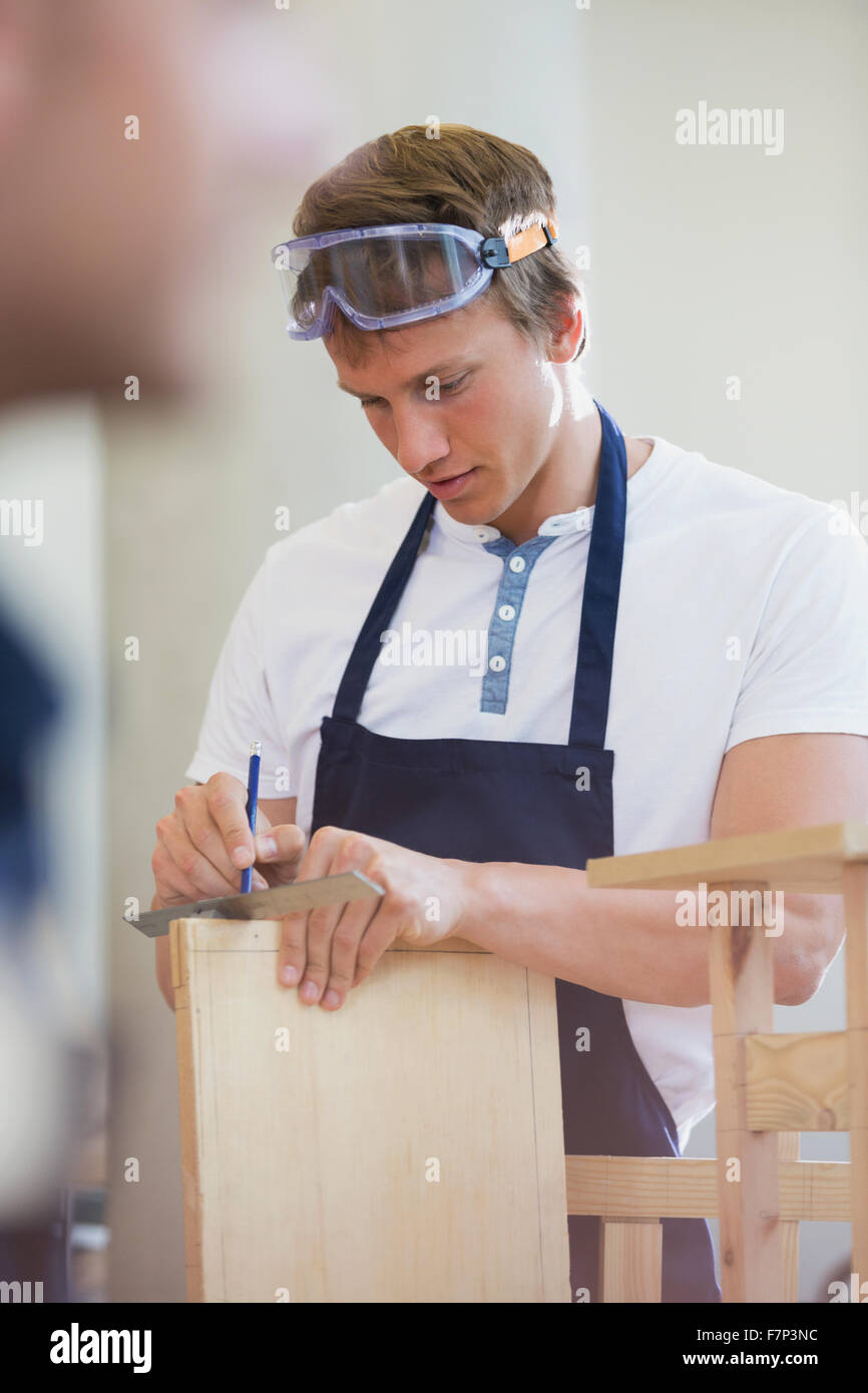Tischler Holz in Werkstatt messen Stockfoto