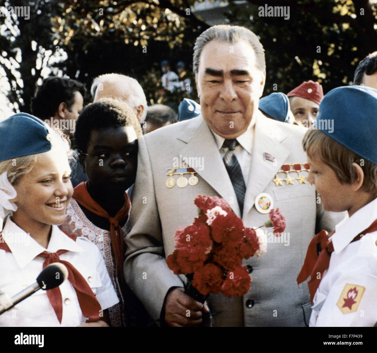 Foto von Leonid Brezhnev mit internationalen kommunistischen Jugend in der UdSSR. 1980 Stockfoto