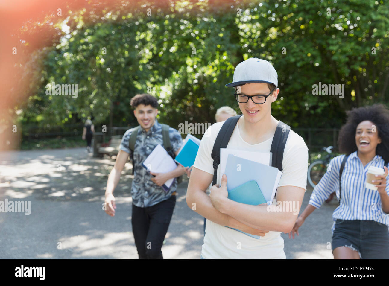 College-Studenten zu Fuß im park Stockfoto
