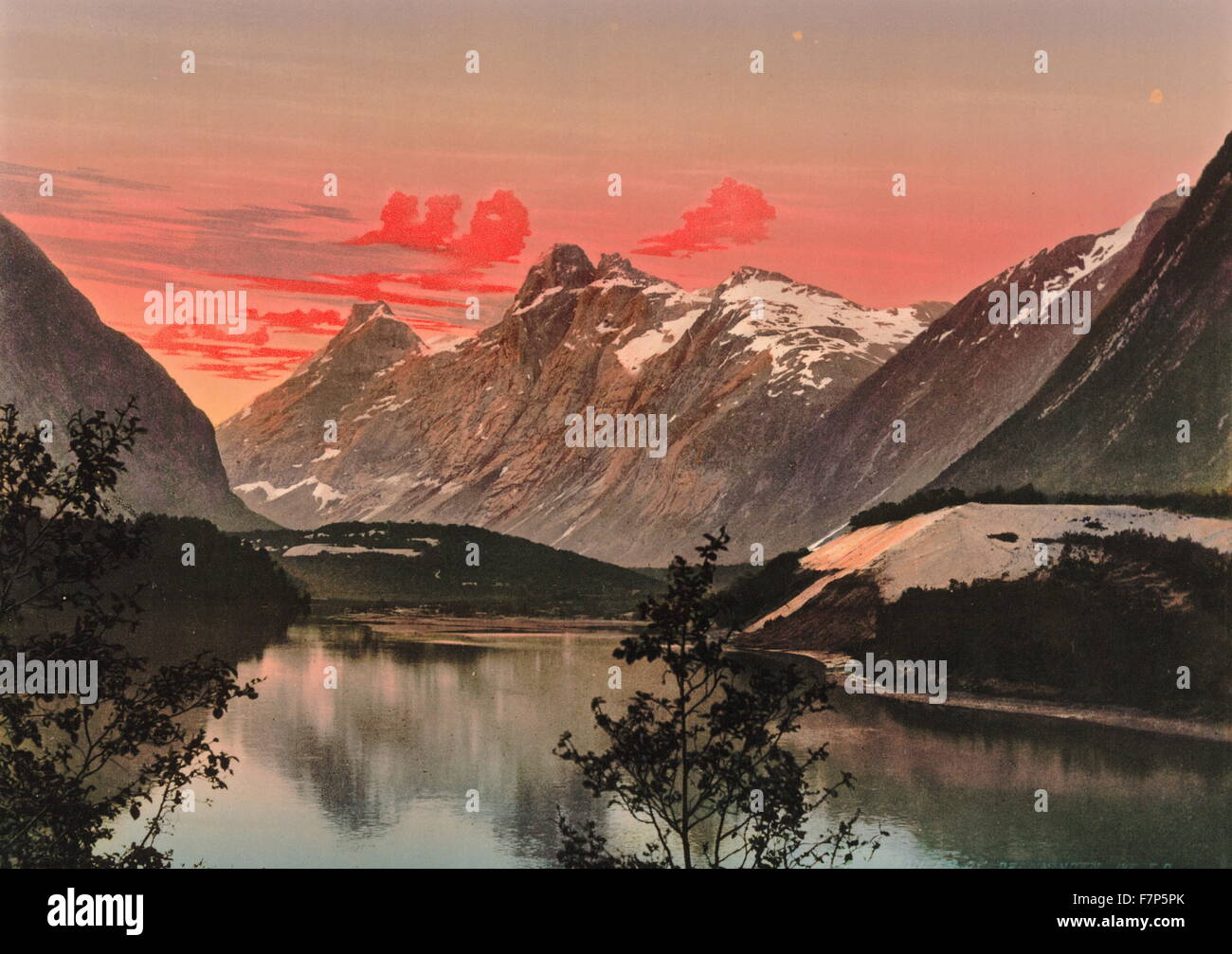Fotomechanischen Drucken der Berge König (Kongen), Dame (Dronningen) und Läufer (Bispen) in Møre Og Romsdal Grafschaft, Norwegen. Datiert 1890 Stockfoto