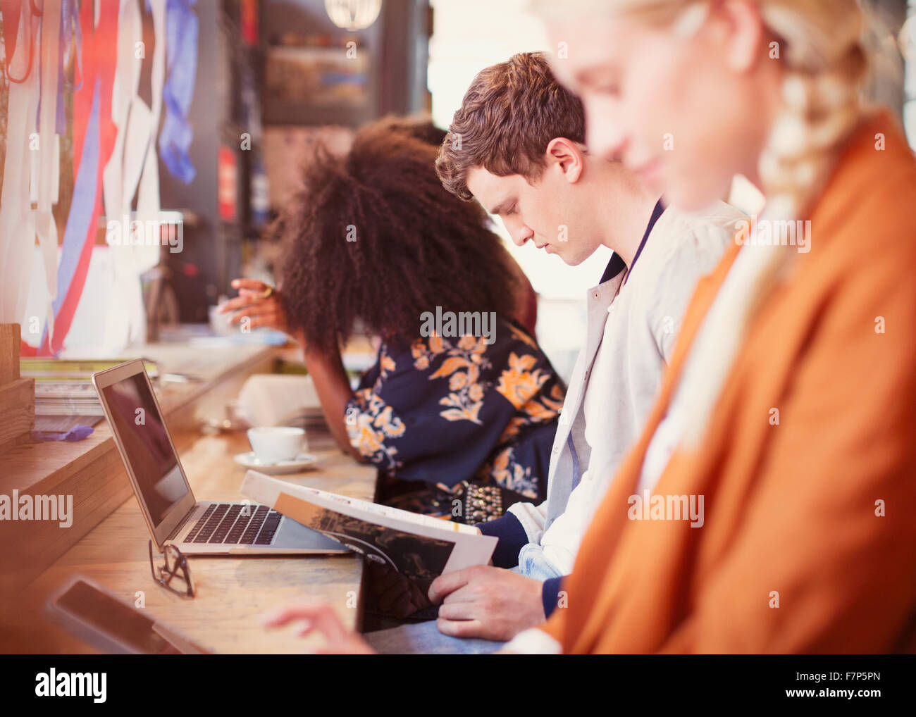 Menschen Sie arbeiten und trinken Kaffee hintereinander im café Stockfoto