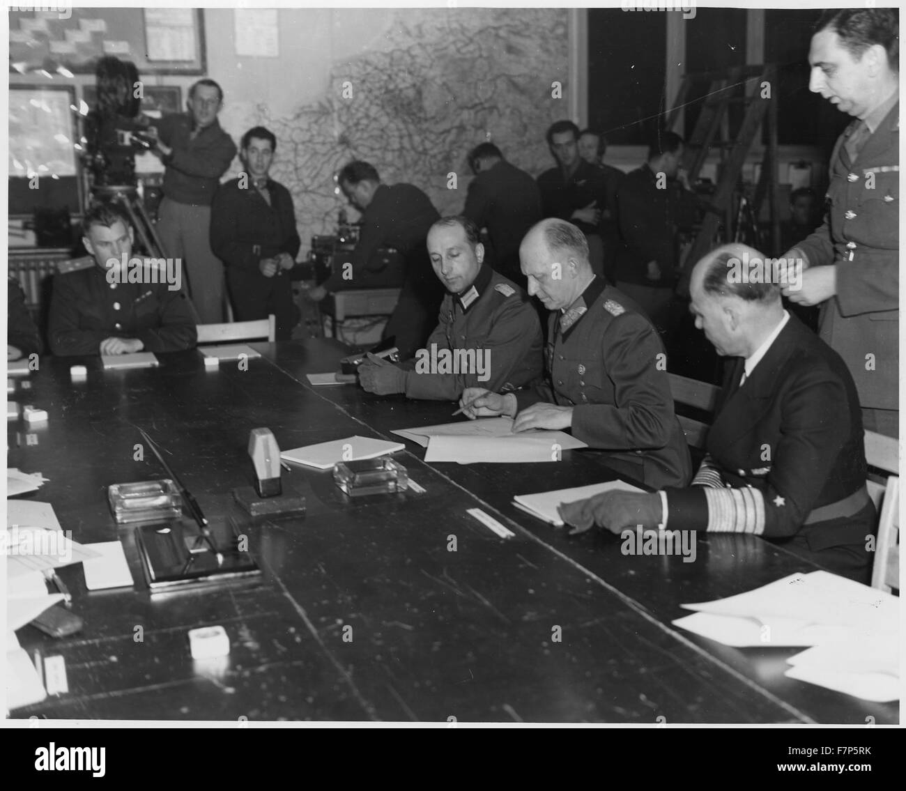 Foto von Alfred Josef Ferdinand Jodl, Chef des Stabes des Regimes Doenitz Signieren des Dokuments der bedingungslosen Kapitulation. Datiert 1945 Stockfoto
