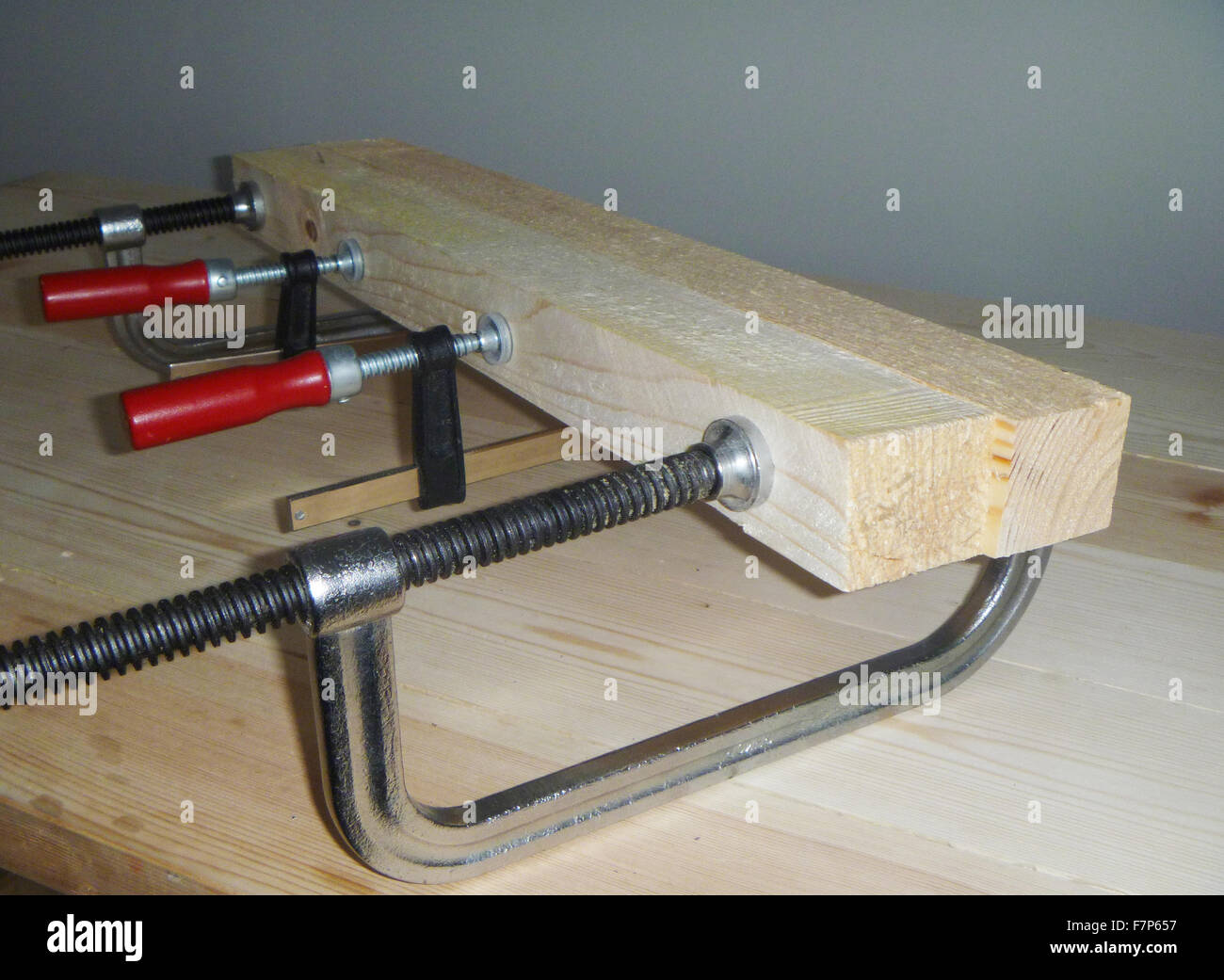 Holzbar gestaute metallischen Schraube mit Klammer Stockfoto