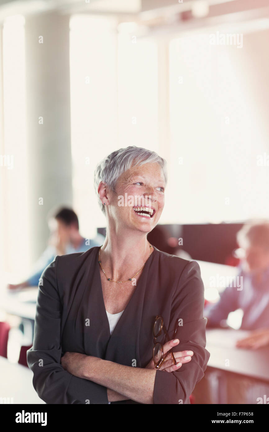 Ältere Frau in Erwachsenenbildung Klassenzimmer lachen Stockfoto