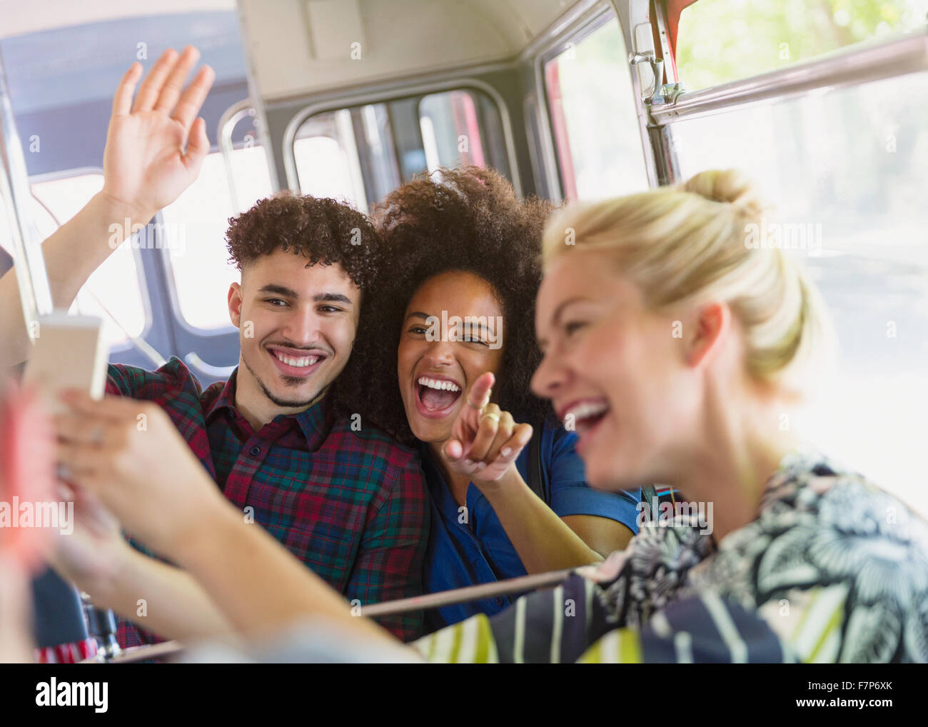 Begeisterte Freunde nehmen Selfie auf bus Stockfoto