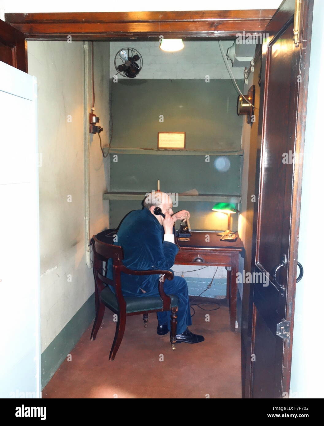 Modell von Winston Churchill über ein Telefon im Schrank-Krieg, die Zimmer bunker, London; England. Die Krieg-Räume dienten als Schutz für senior Minister während des Weltkrieges zwei von der britischen Regierung. Stockfoto