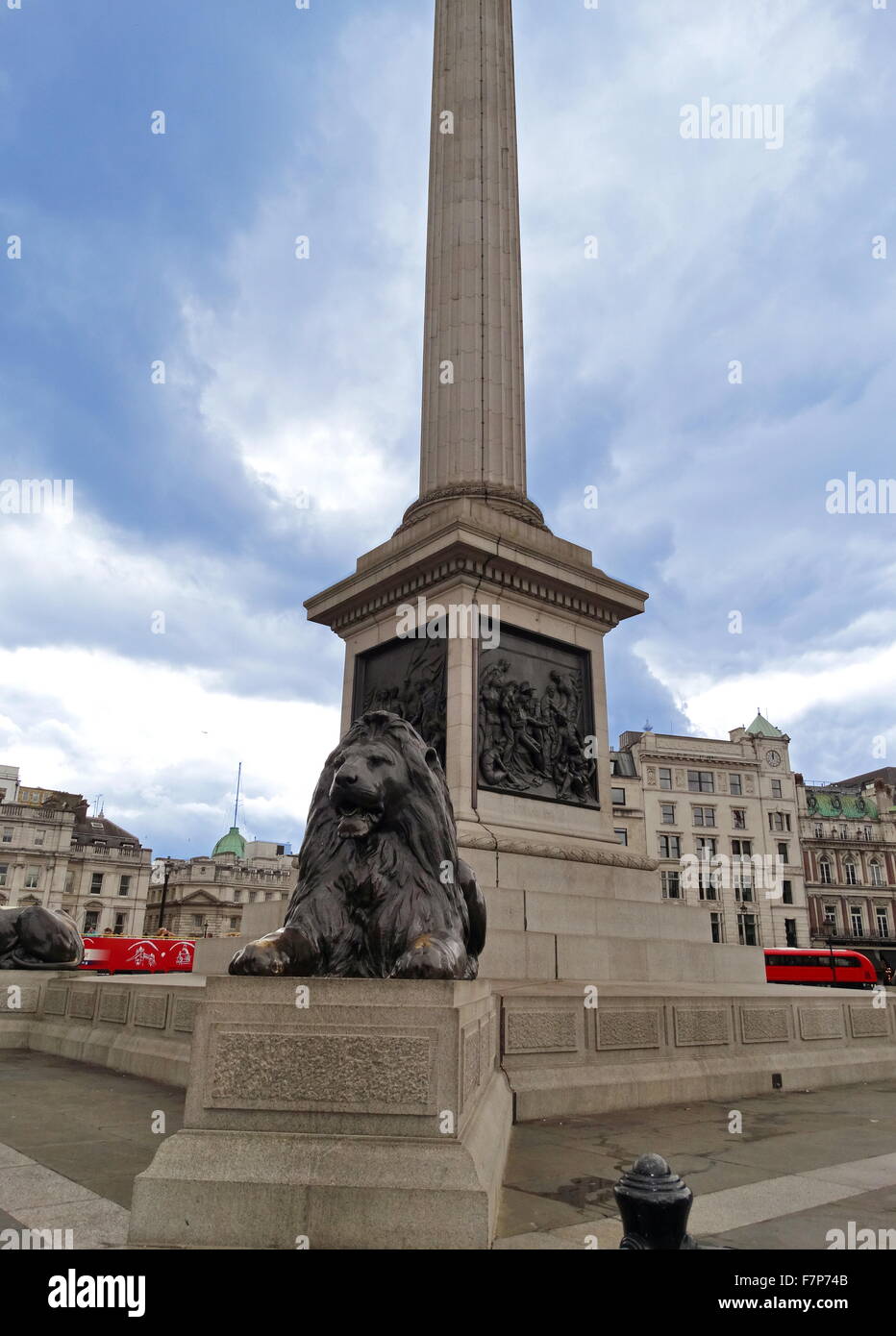 Nelson Säule Denkmal auf dem Trafalgar Square im Zentrum von London errichtet, um Admiral Horatio Nelson, zu gedenken, die in der Schlacht von Trafalgar 1805 starb. Das Denkmal wurde zwischen 1840 und 1843 nach einem Entwurf von William Railton gebaut. Stockfoto