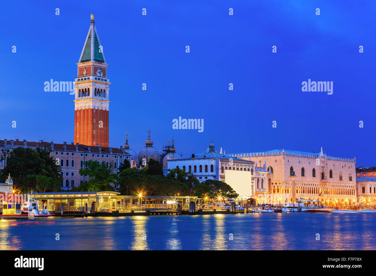 Venedig, Italien. Dogenpalast und Markusplatz Campanile. Stockfoto