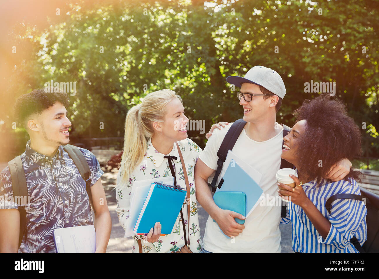 College-Studenten mit Büchern und Kaffee zu Fuß im park Stockfoto