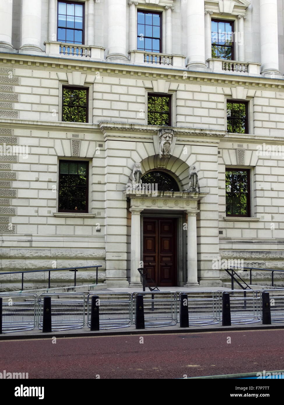 Ihre Majestät Treasury (Finanzministerium), London, ist die Vereinigtes Königreich Regierungsabteilung verantwortlich für die Entwicklung und Ausführung von der britischen Regierung Finanzwissenschaft und Wirtschaftspolitik. Stockfoto