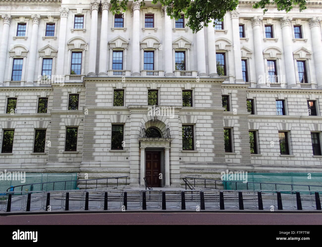 Ihre Majestät Treasury (Finanzministerium), London, ist die Vereinigtes Königreich Regierungsabteilung verantwortlich für die Entwicklung und Ausführung von der britischen Regierung Finanzwissenschaft und Wirtschaftspolitik. Stockfoto