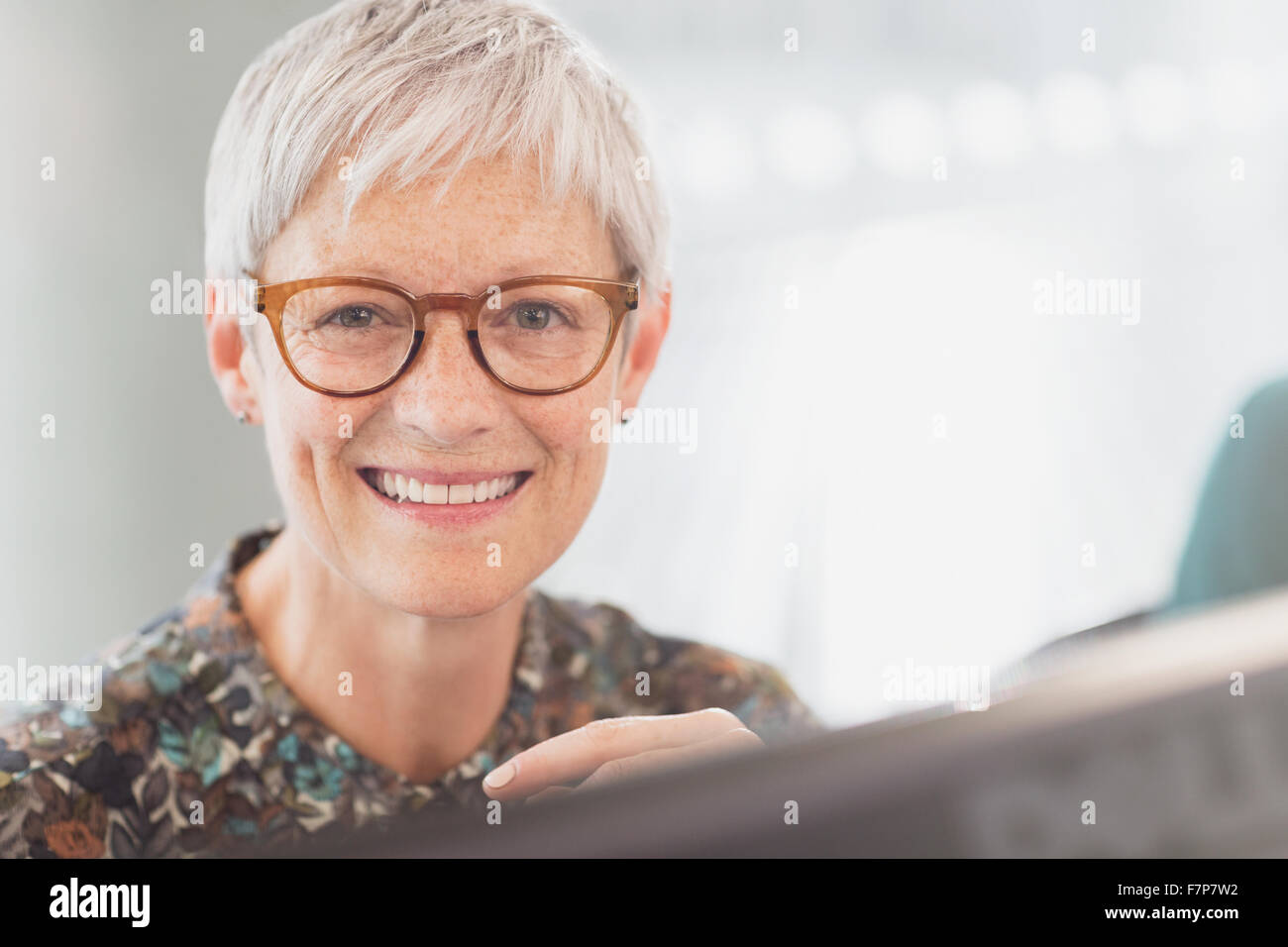 Porträt lächelnd senior Geschäftsfrau mit Brille Stockfoto