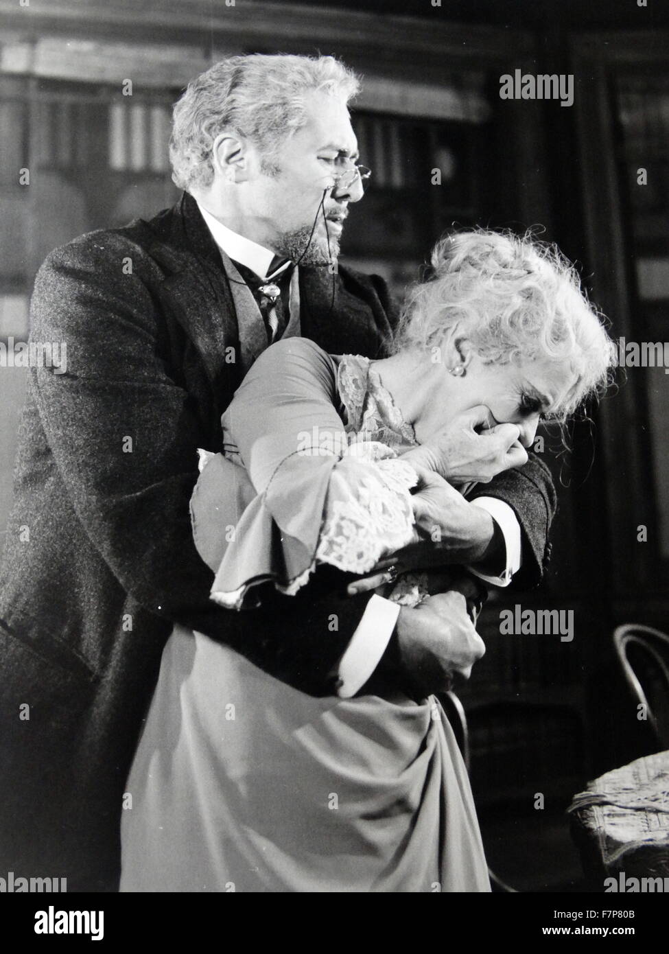 Gwen Ffrangcon-Davies (Mary) und Anthony Quatle (James) in Akt II von Eugene O'Neills spielen A langen Tages Reise in die Nacht im Apollo, London. Stockfoto