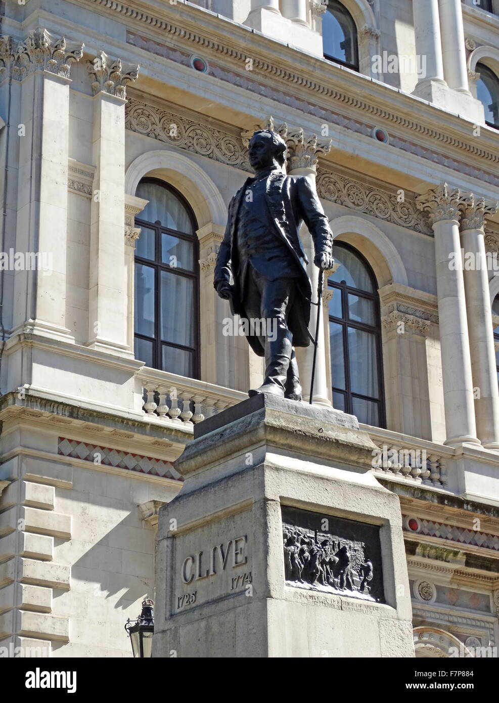 Statue von Robert Clive durch das äußere des India Office (jetzt das Foreign and Commonwealth Office) London. Die Statue von Robert Clive, London befindet sich eine Denkmalgeschützte Outdoor-Bronzeskulptur Offizier Robert Clive, 1. Baron Clive, auch bekannt als "Clive of India", im King Charles Street, Whitehall, London. [1] der Bildhauer war John Tweed und die Statue wurde im Jahre 1912, außerhalb Gwydyr House, vorgestellt und zog an den heutigen Standort im Jahre 1916 Stockfoto