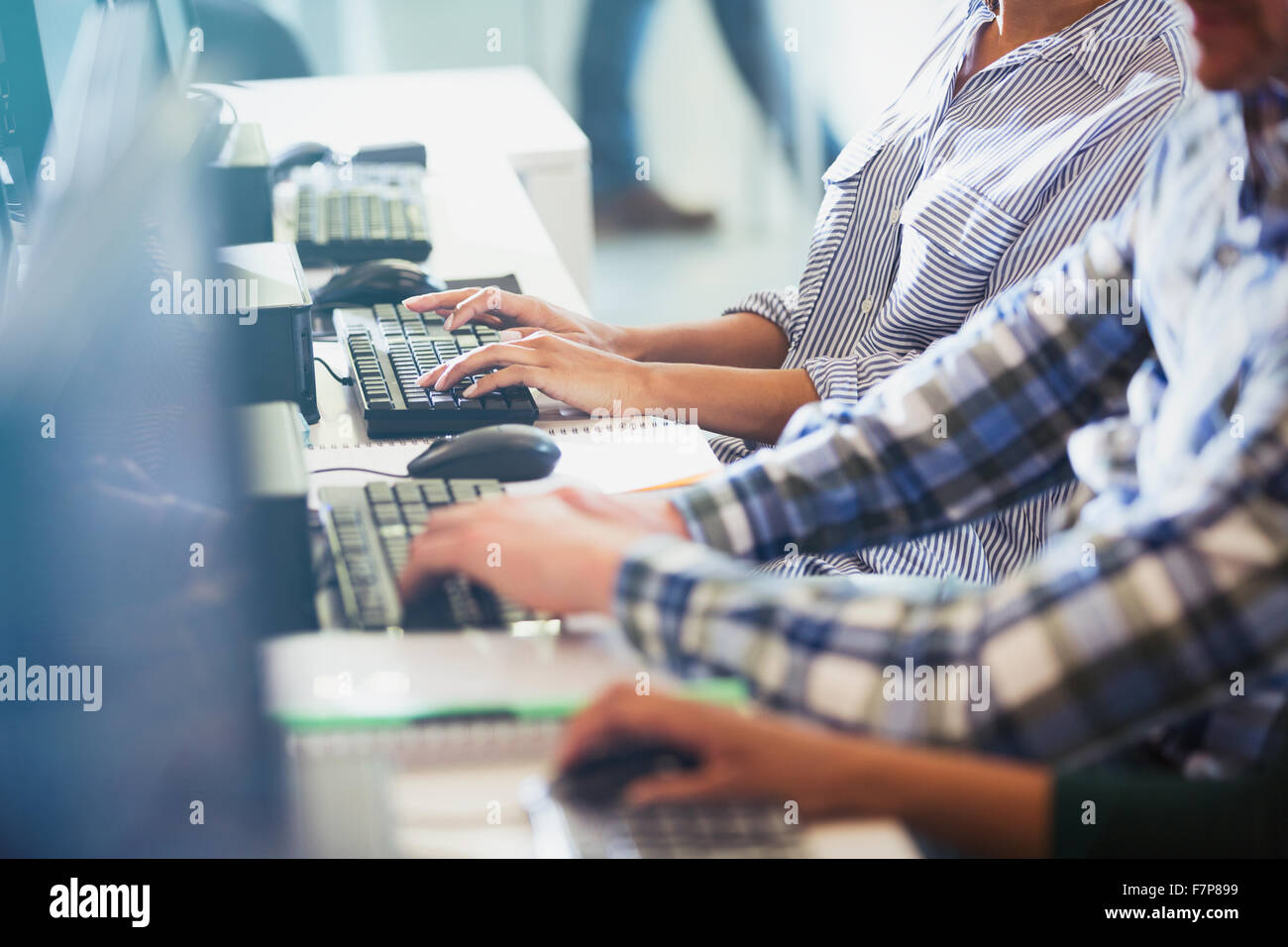 Studenten schreiben am Computer im Klassenzimmer der Erwachsenenbildung Stockfoto