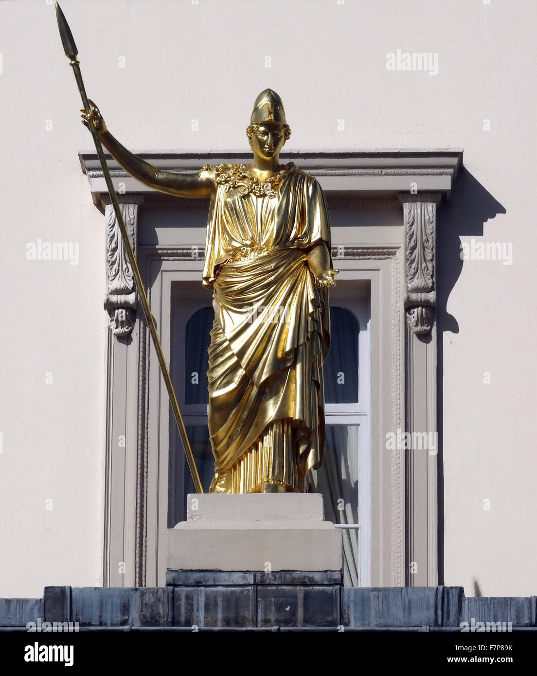 Statue der klassischen Göttin der Weisheit, Athene im Athenaeum; eine Private Member Club in London, im Jahre 1824 gegründet. Stockfoto