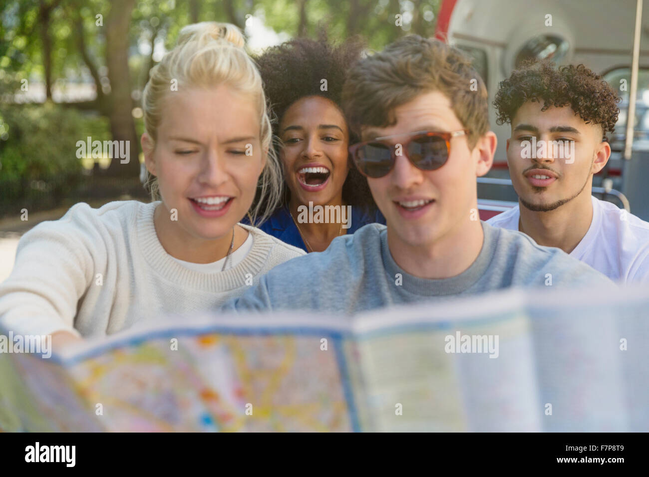 Ein Blick auf Karte auf Doppeldecker-Bus Freunde Stockfoto